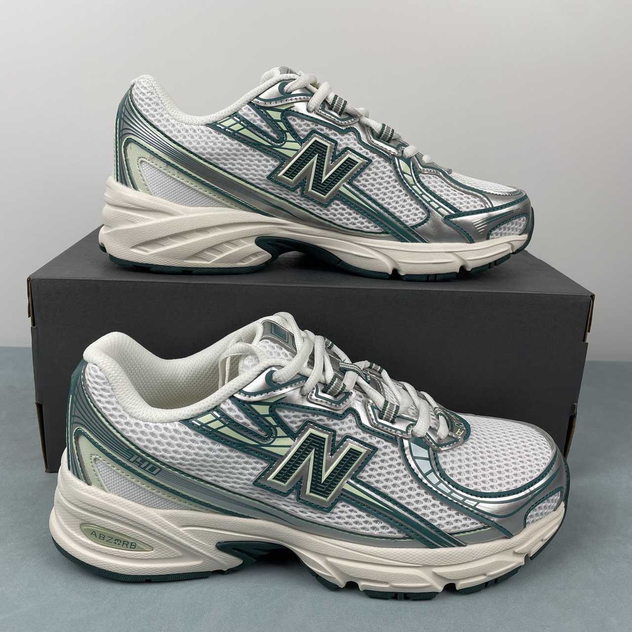 New Balance 740