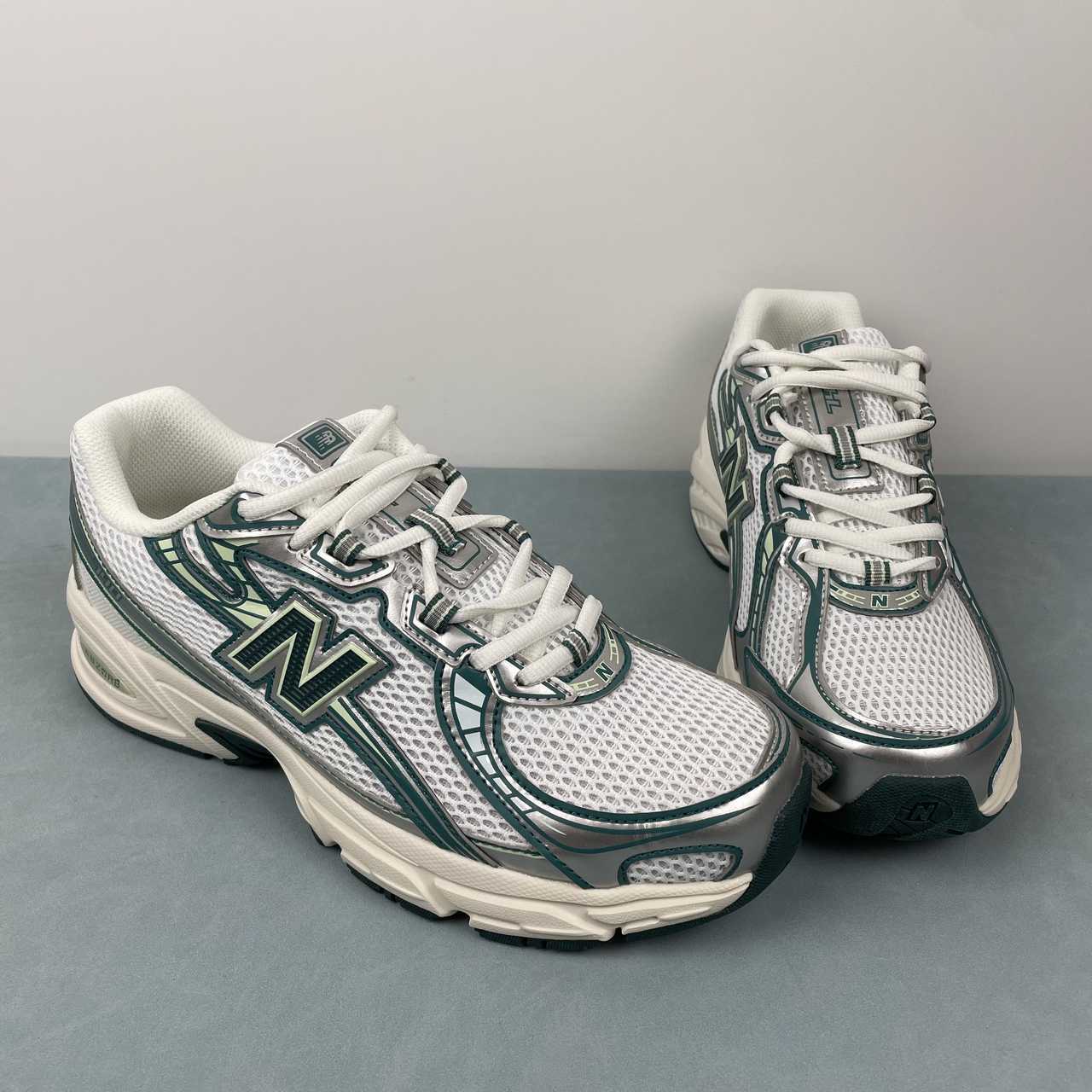 New Balance 740