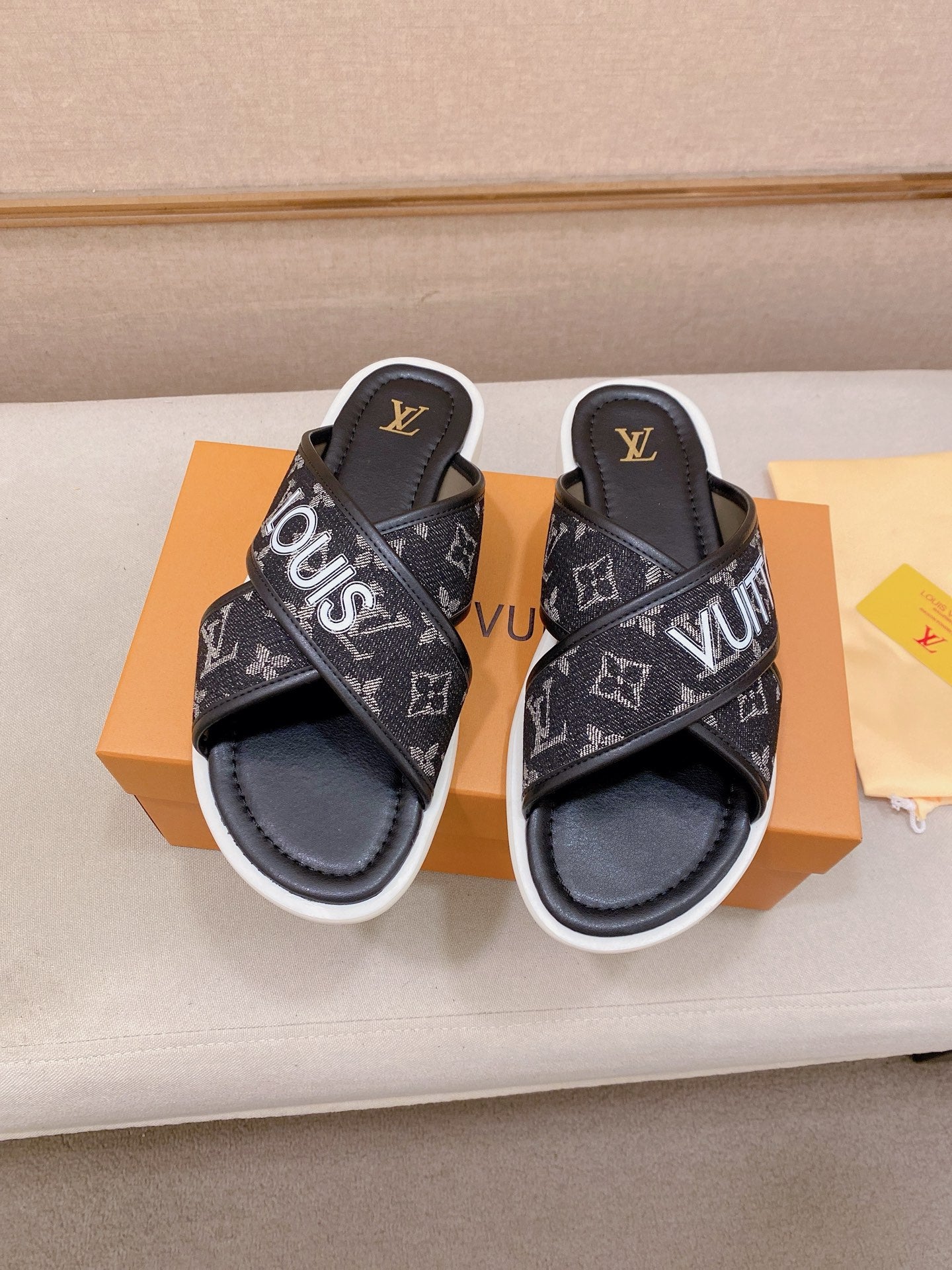 Louis Vuitton Chinelos