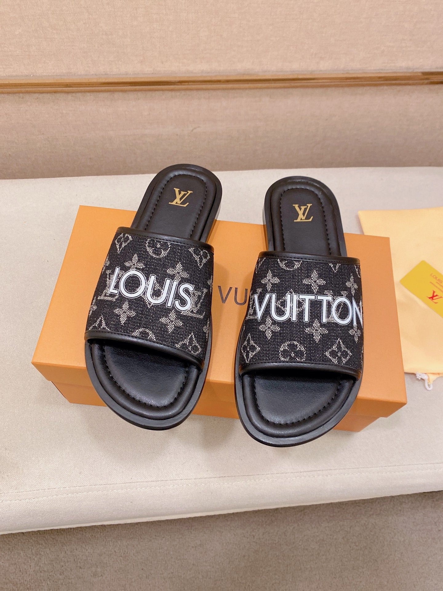 Louis Vuitton Chinelos